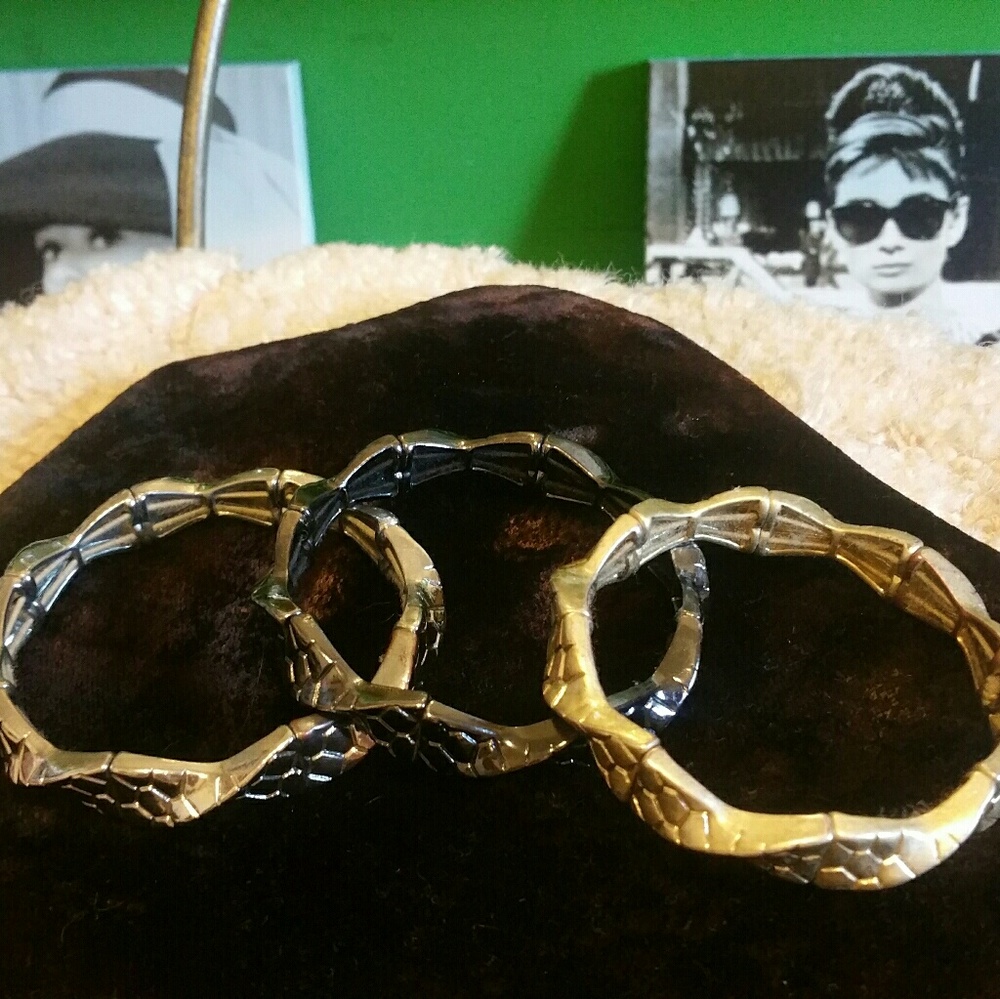 🚨Set of three bracelets